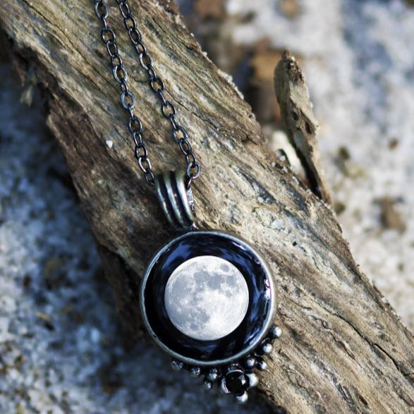 Moonglow classic necklace